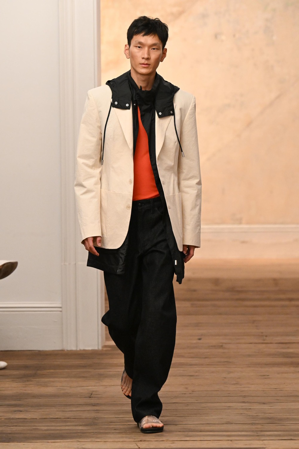 Eckhaus Latta aligera y sensualiza su minimalismo para SS27
