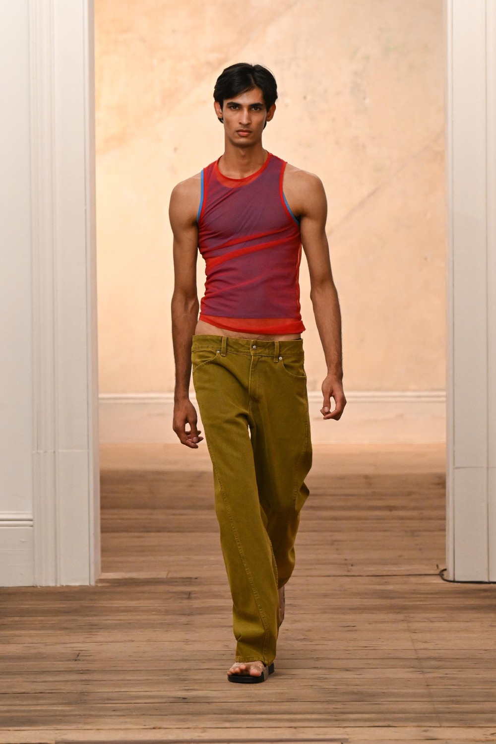 Eckhaus Latta aligera y sensualiza su minimalismo para SS27