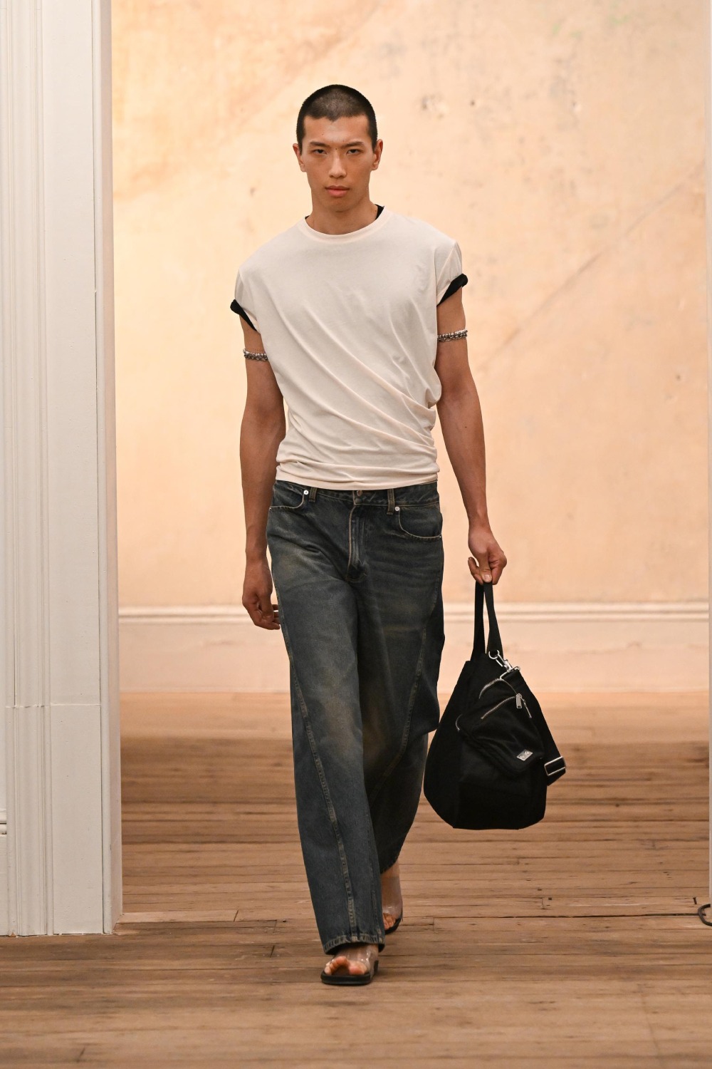Eckhaus Latta aligera y sensualiza su minimalismo para SS27