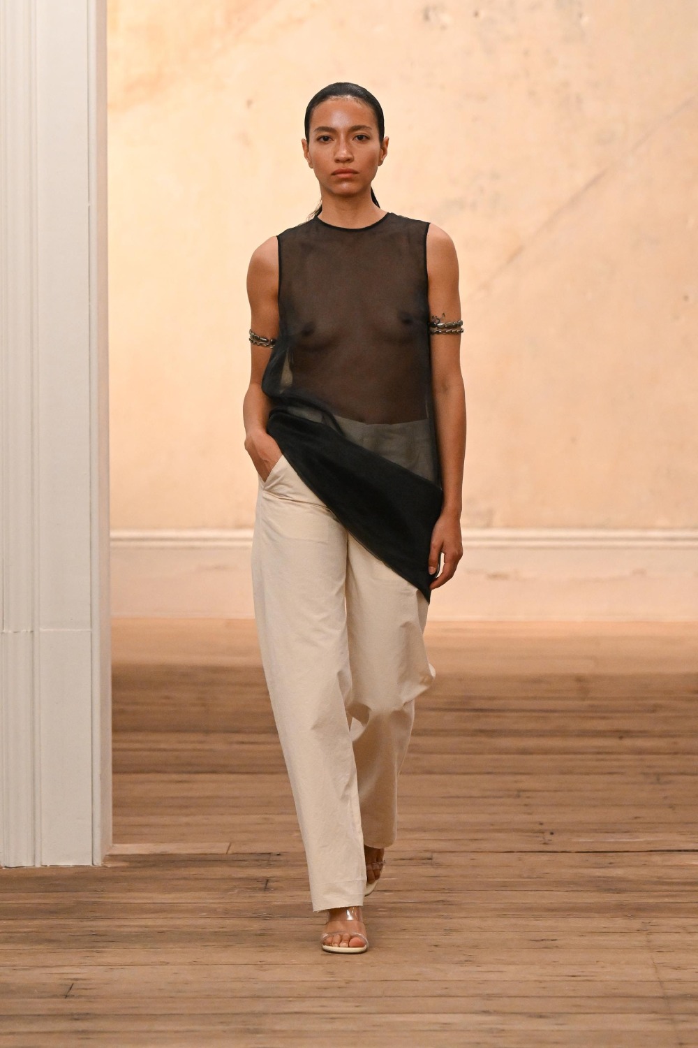 Eckhaus Latta aligera y sensualiza su minimalismo para SS27