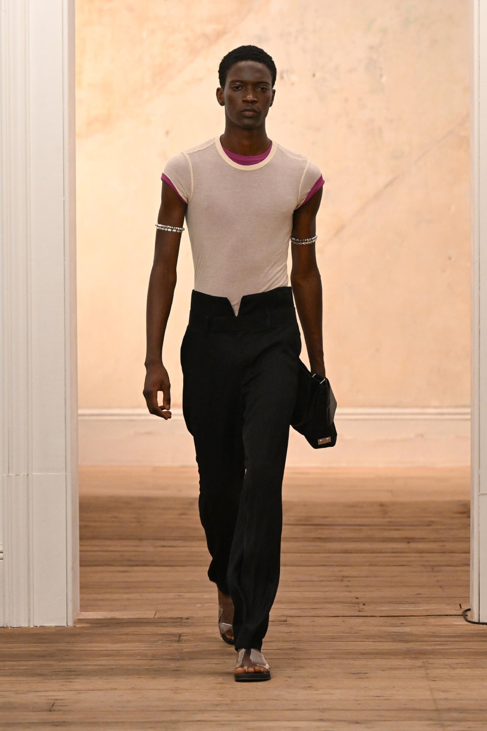Eckhaus Latta aligera y sensualiza su minimalismo para SS27