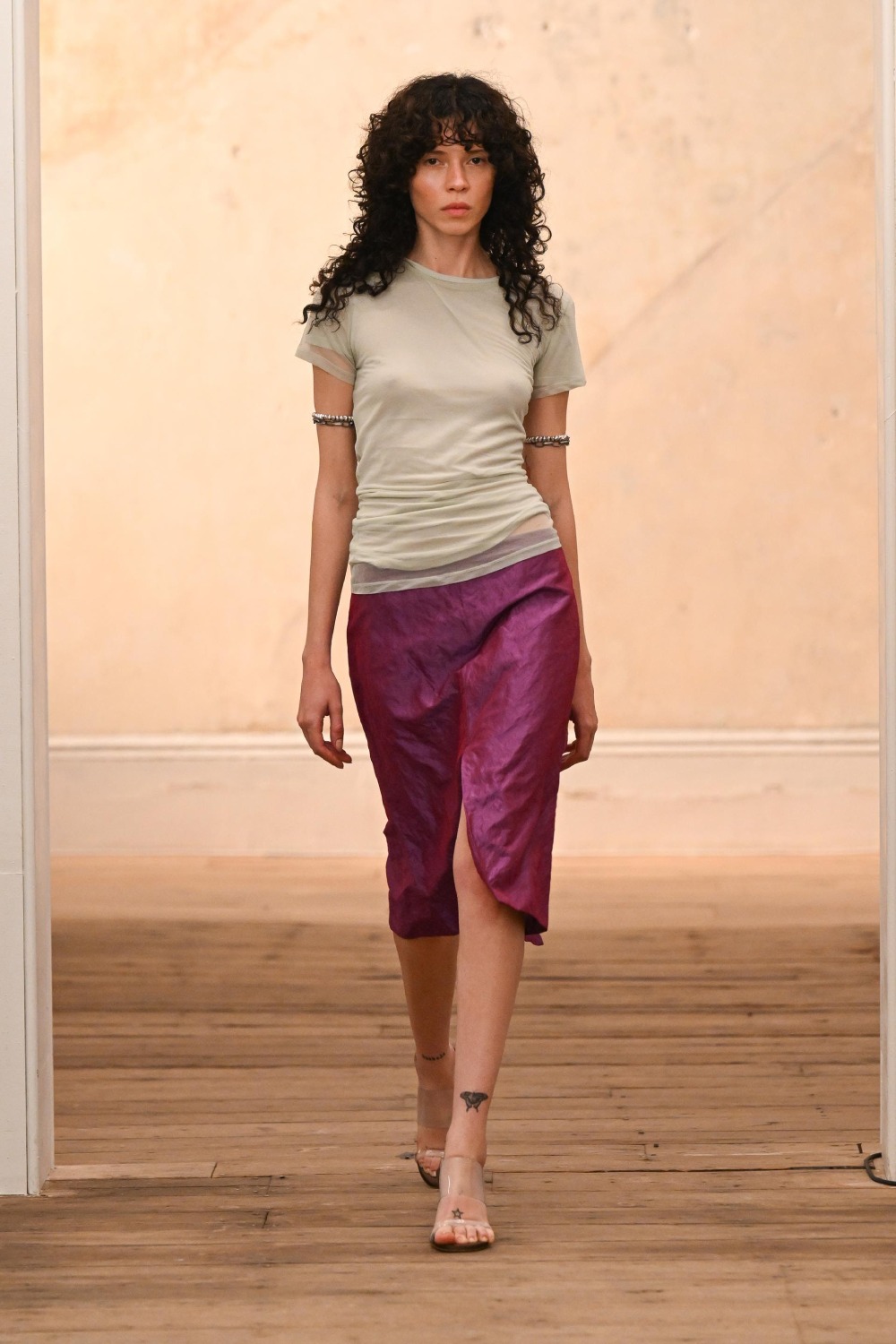 Eckhaus Latta aligera y sensualiza su minimalismo para SS27