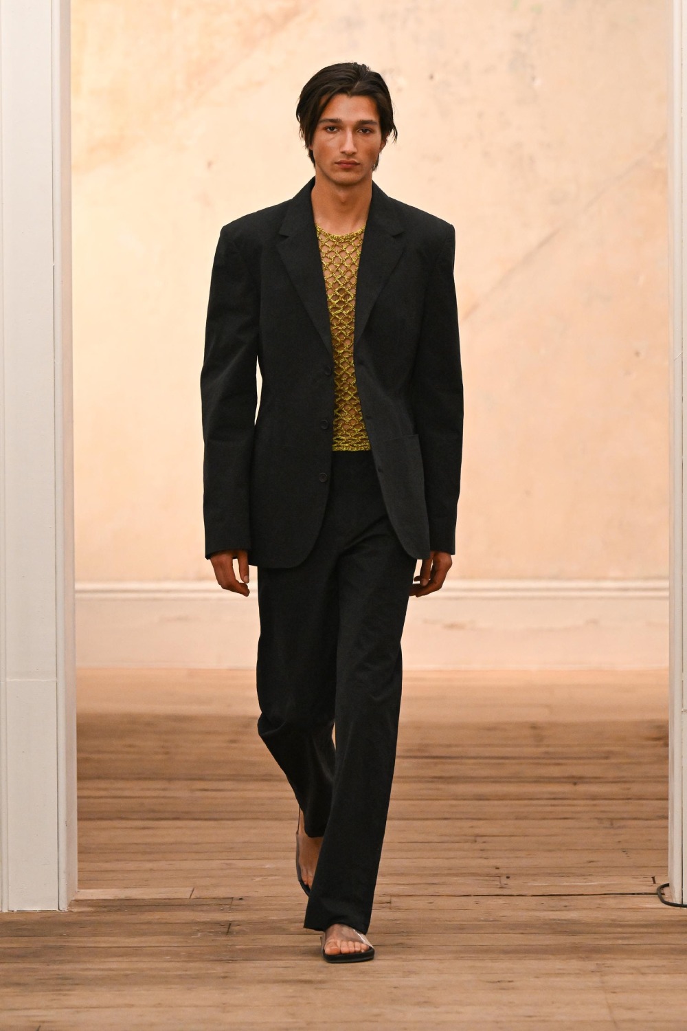 Eckhaus Latta aligera y sensualiza su minimalismo para SS27