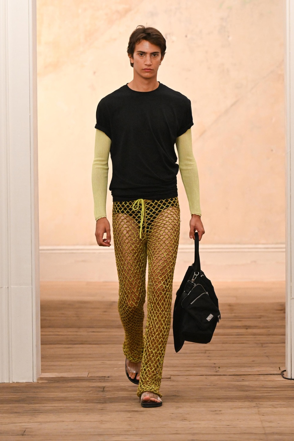 Eckhaus Latta aligera y sensualiza su minimalismo para SS27