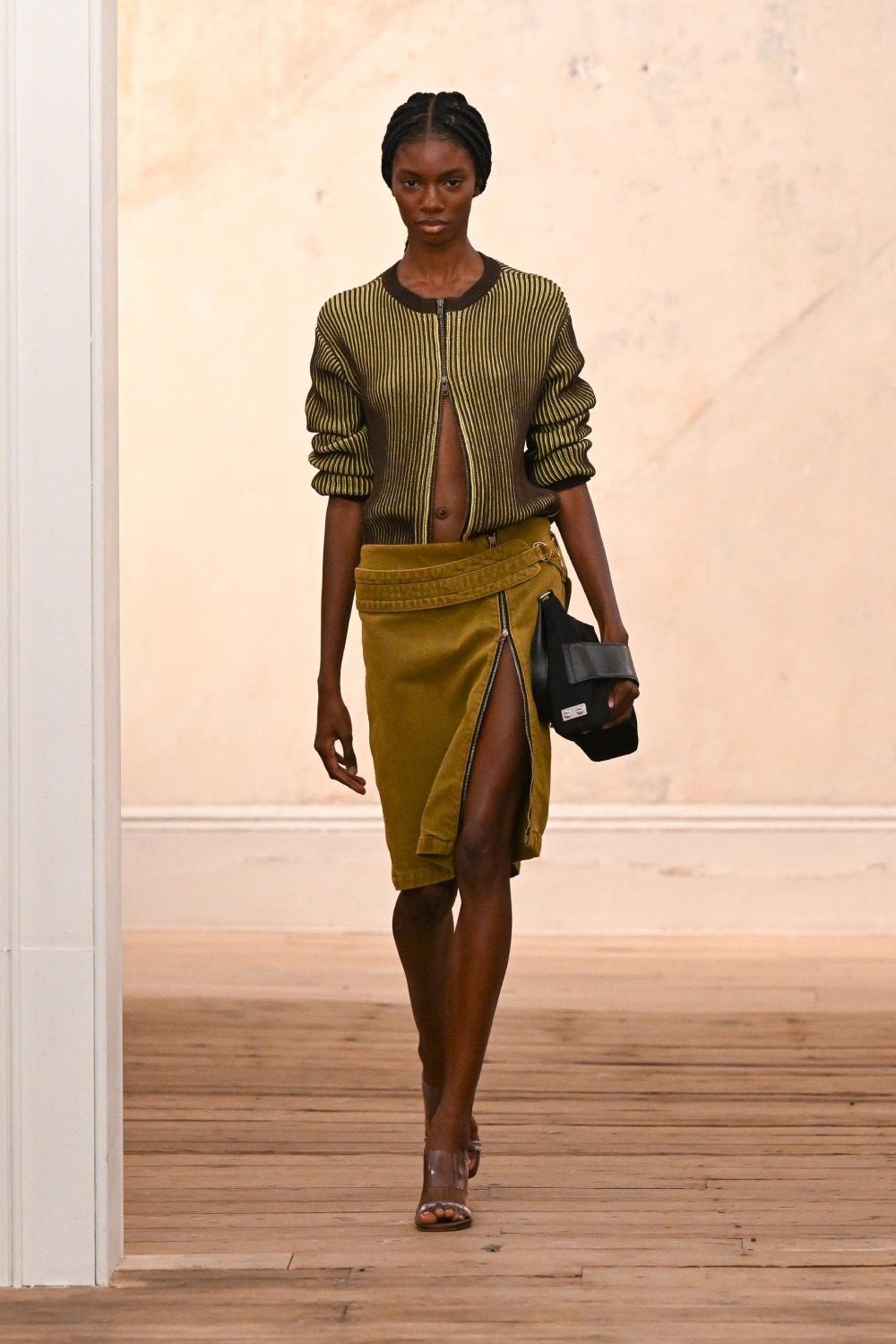 Eckhaus Latta aligera y sensualiza su minimalismo para SS27