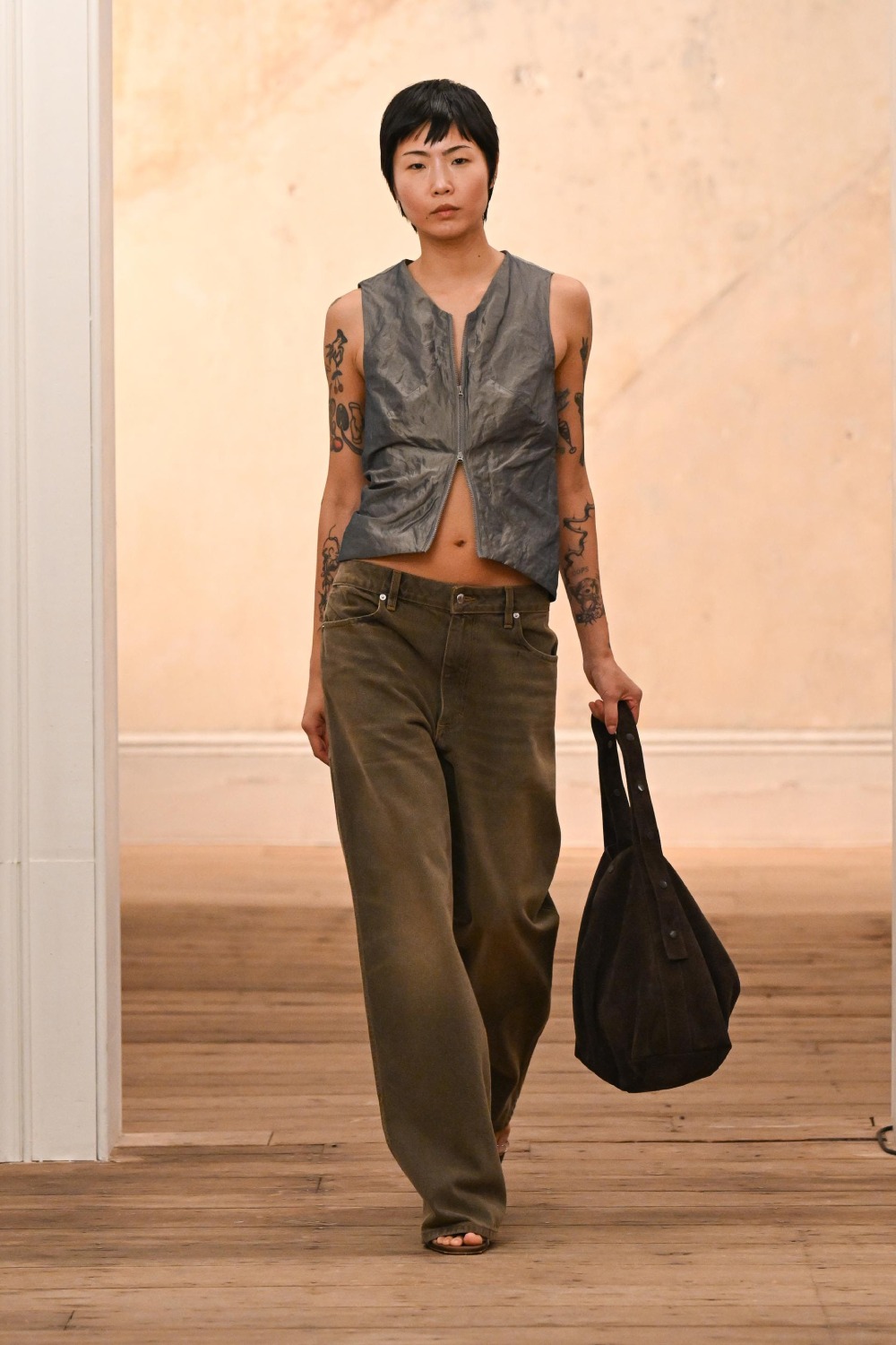 Eckhaus Latta aligera y sensualiza su minimalismo para SS27