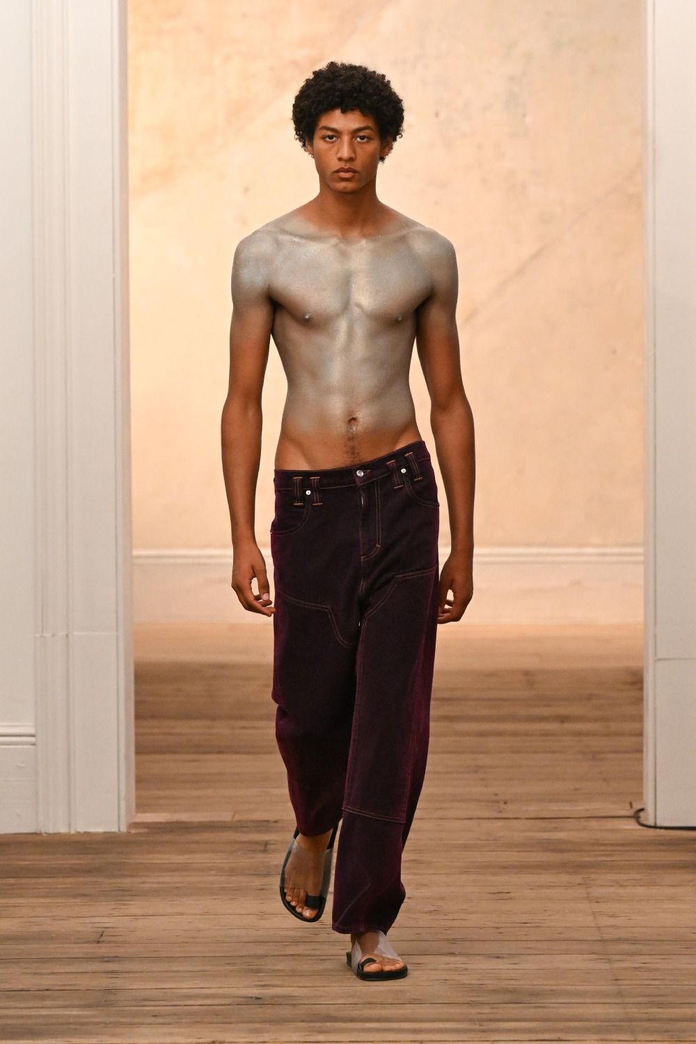 Eckhaus Latta aligera y sensualiza su minimalismo para SS27
