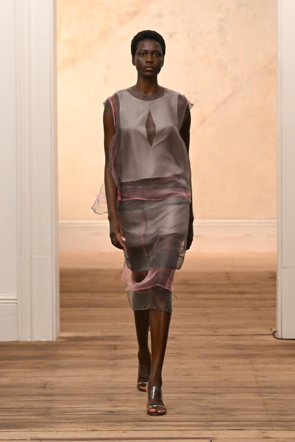 Eckhaus Latta aligera y sensualiza su minimalismo para SS27