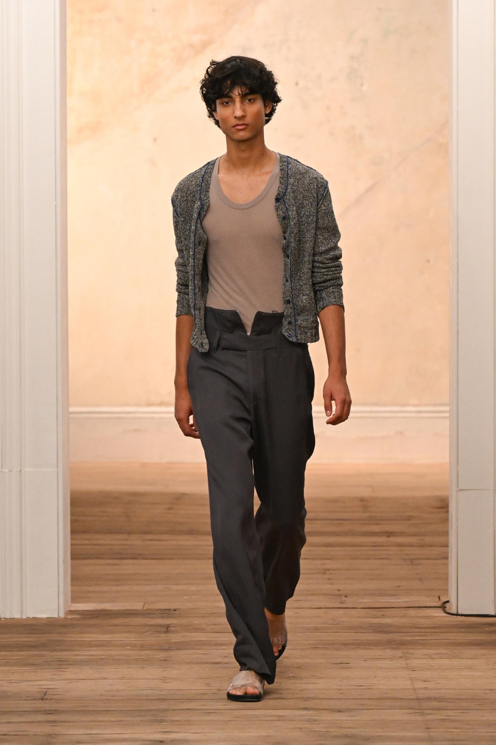 Eckhaus Latta aligera y sensualiza su minimalismo para SS27