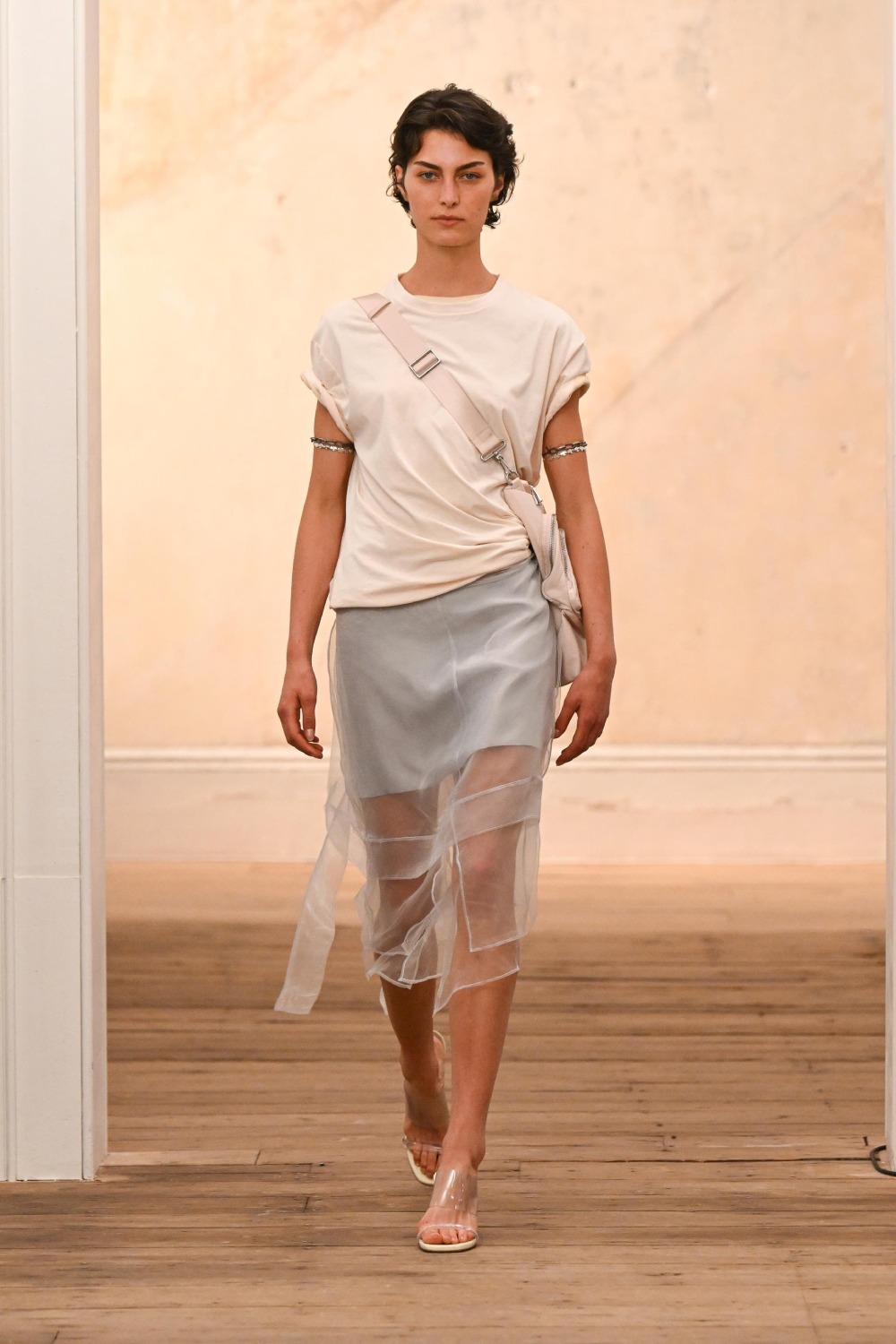 Eckhaus Latta aligera y sensualiza su minimalismo para SS27