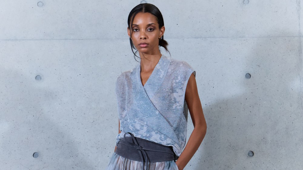 Emporio Armani SS27 estudia el paso del tiempo en la ropa