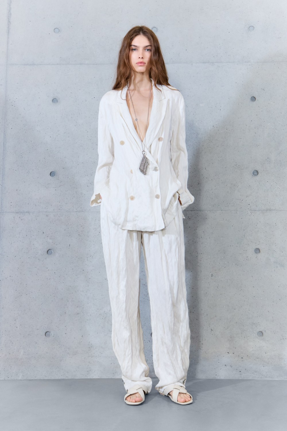 Emporio Armani SS27 estudia el paso del tiempo en la ropa