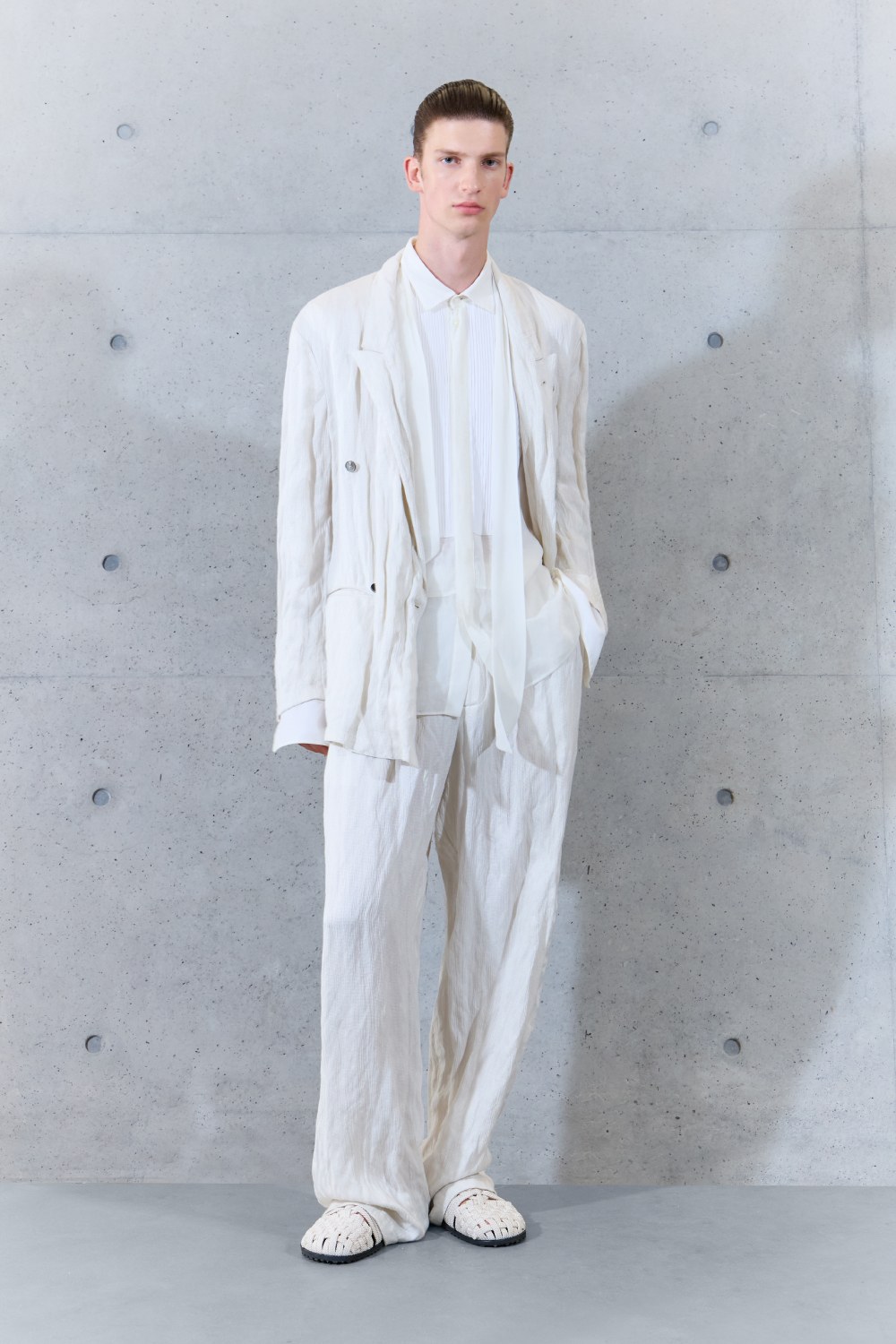 Emporio Armani SS27 estudia el paso del tiempo en la ropa