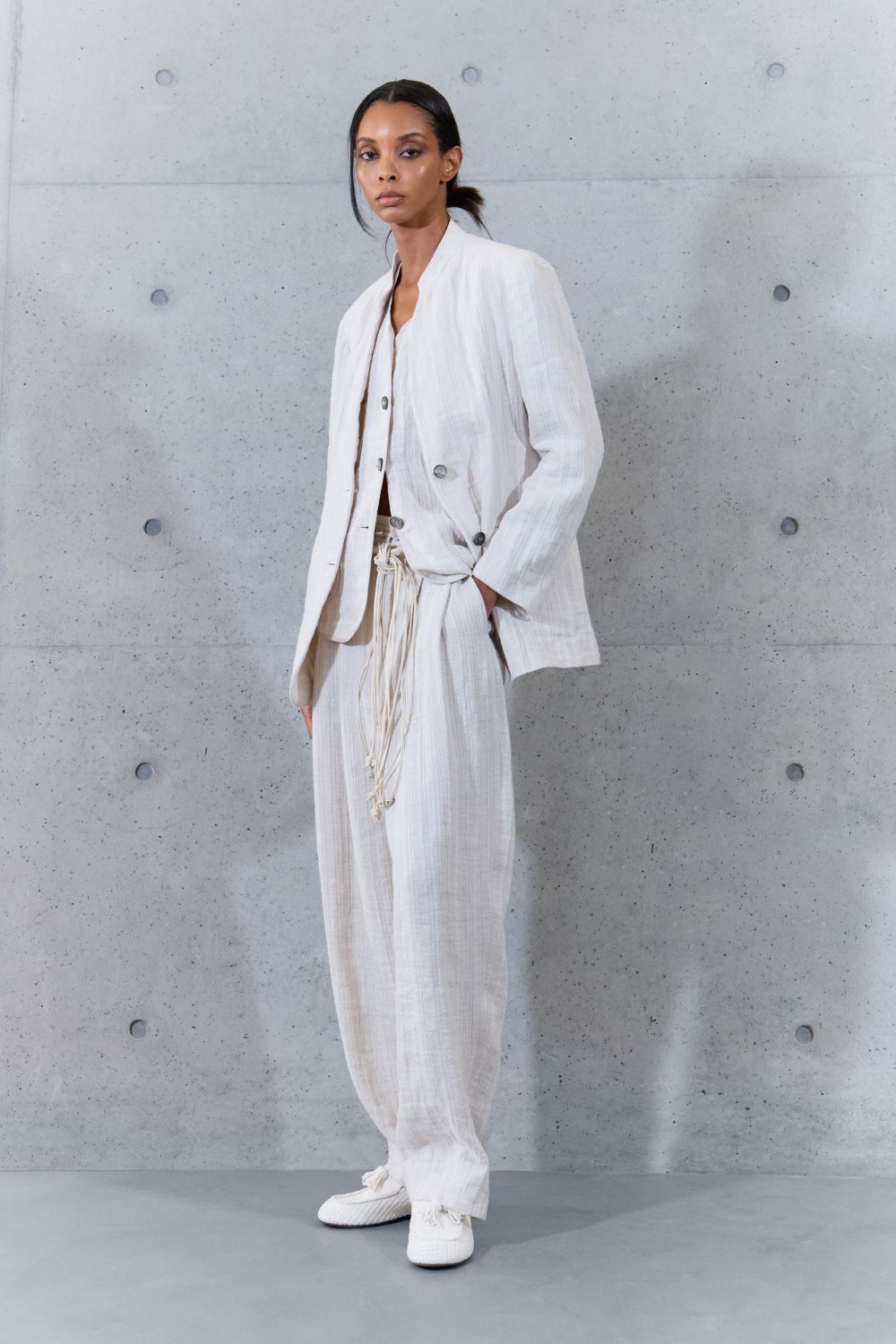 Emporio Armani SS27 estudia el paso del tiempo en la ropa