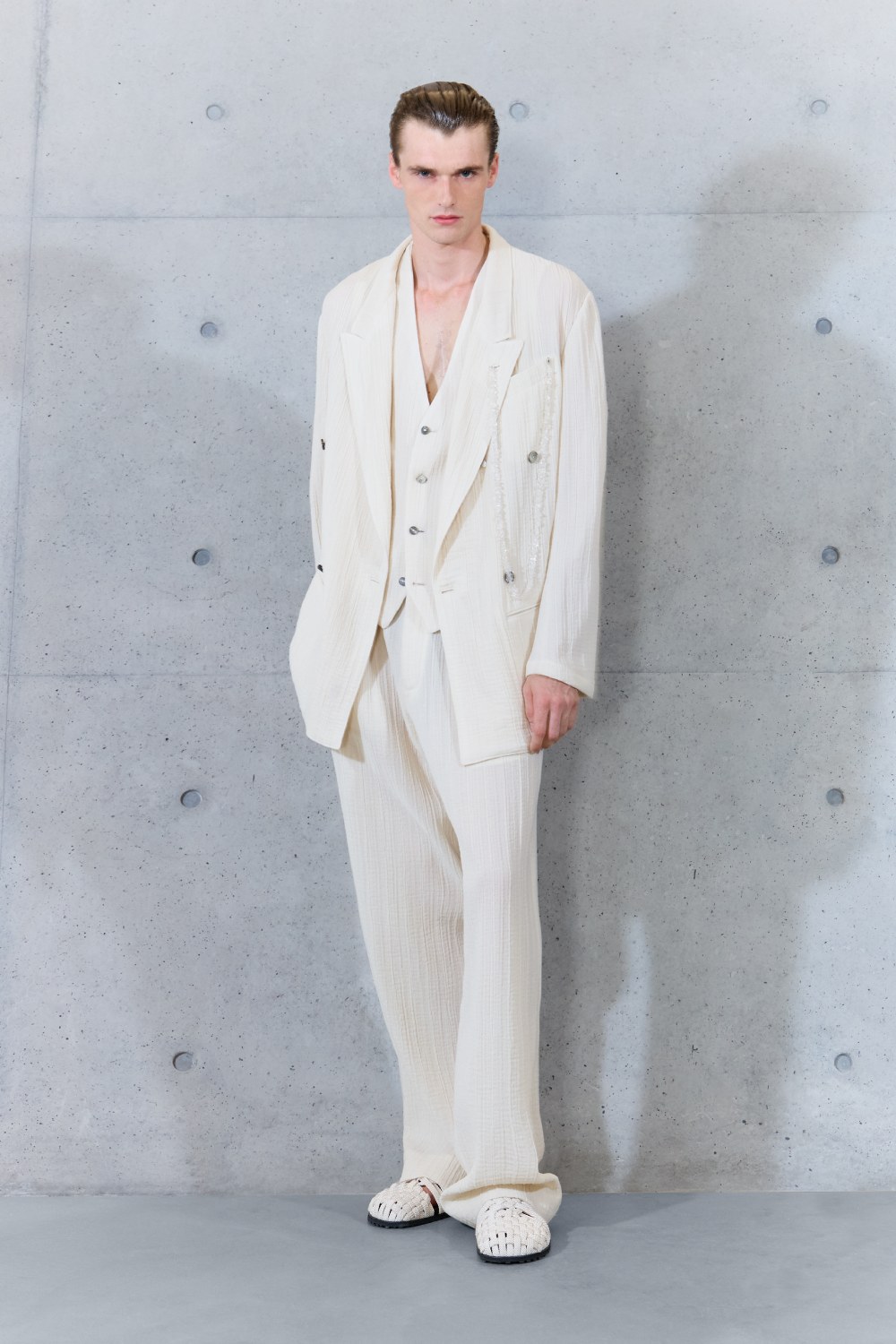 Emporio Armani SS27 estudia el paso del tiempo en la ropa