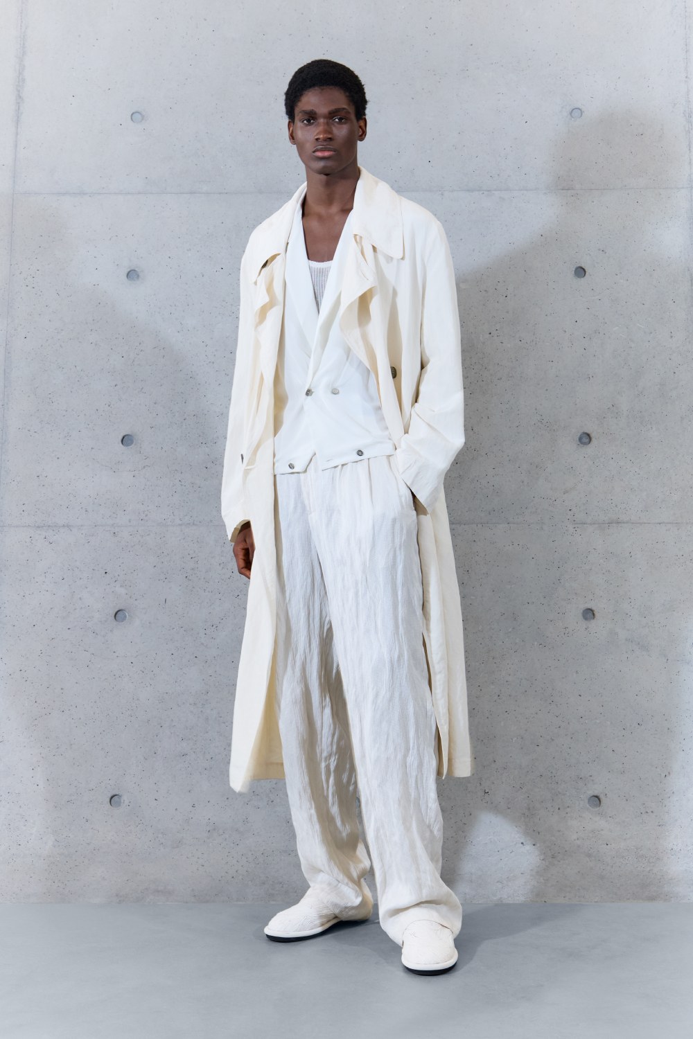 Emporio Armani SS27 estudia el paso del tiempo en la ropa