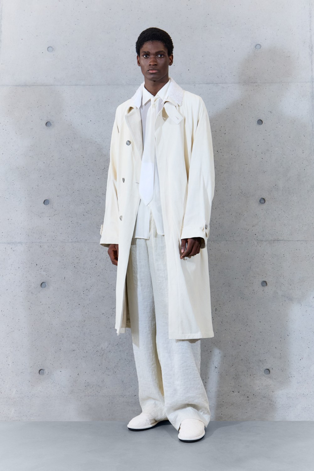 Emporio Armani SS27 estudia el paso del tiempo en la ropa