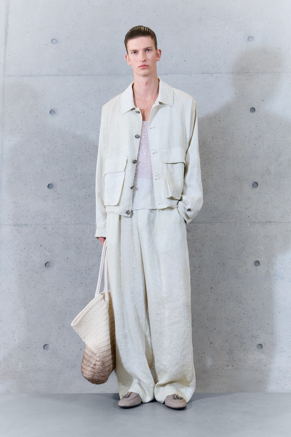 Emporio Armani SS27 estudia el paso del tiempo en la ropa