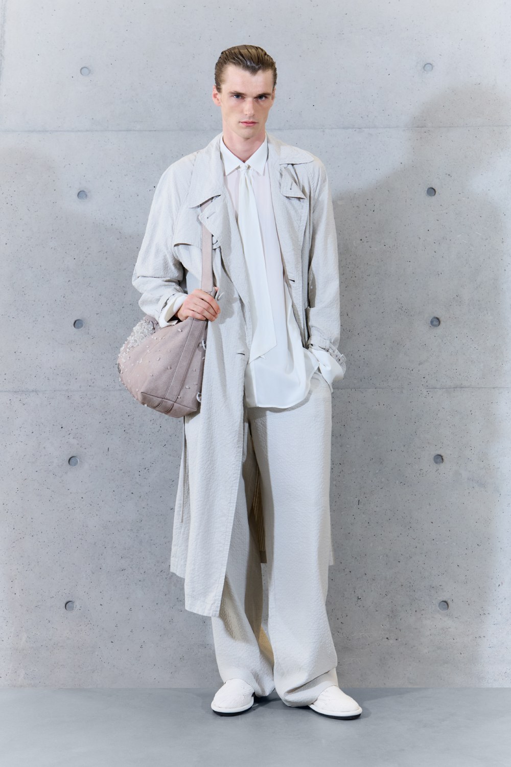 Emporio Armani SS27 estudia el paso del tiempo en la ropa