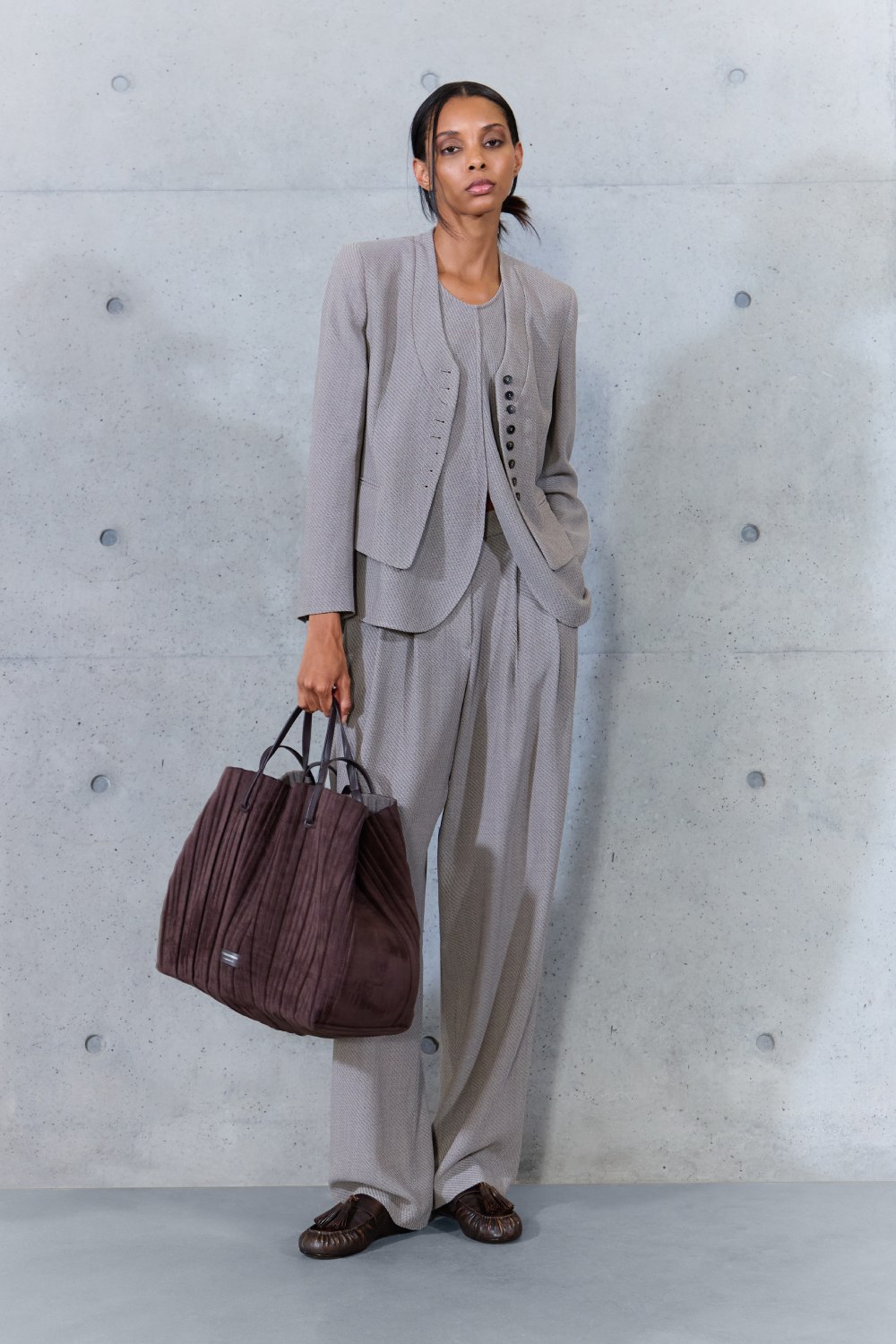 Emporio Armani SS27 estudia el paso del tiempo en la ropa