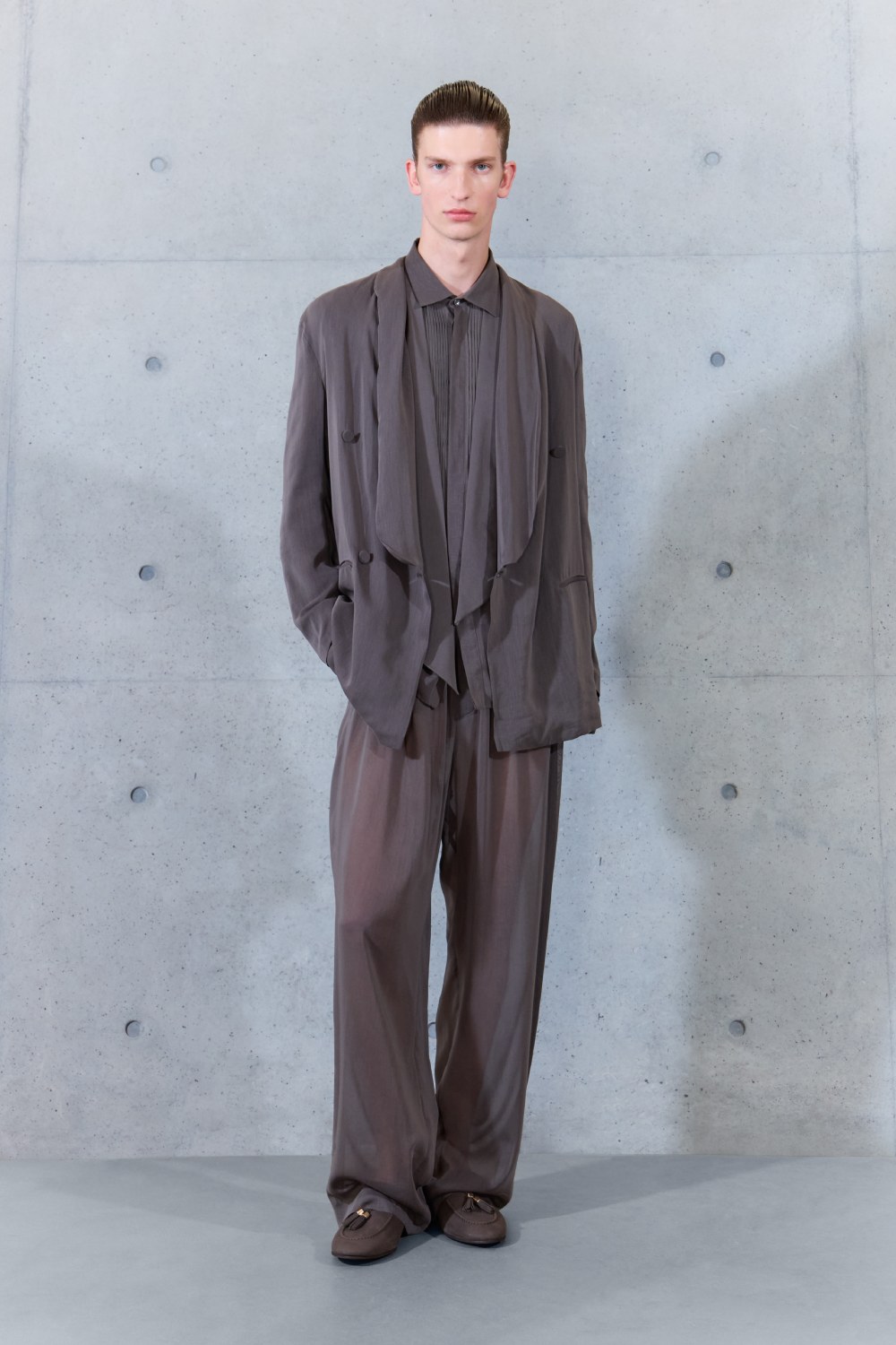 Emporio Armani SS27 estudia el paso del tiempo en la ropa