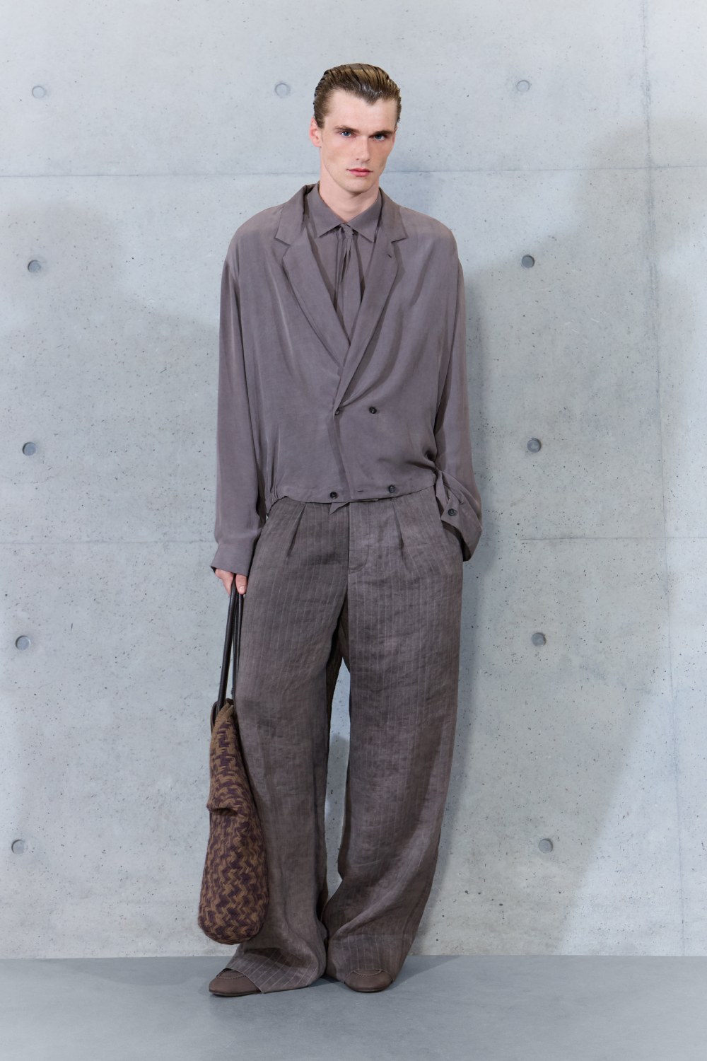 Emporio Armani SS27 estudia el paso del tiempo en la ropa