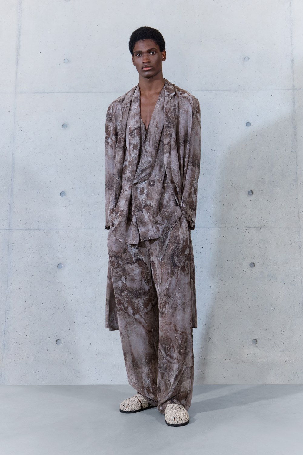 Emporio Armani SS27 estudia el paso del tiempo en la ropa