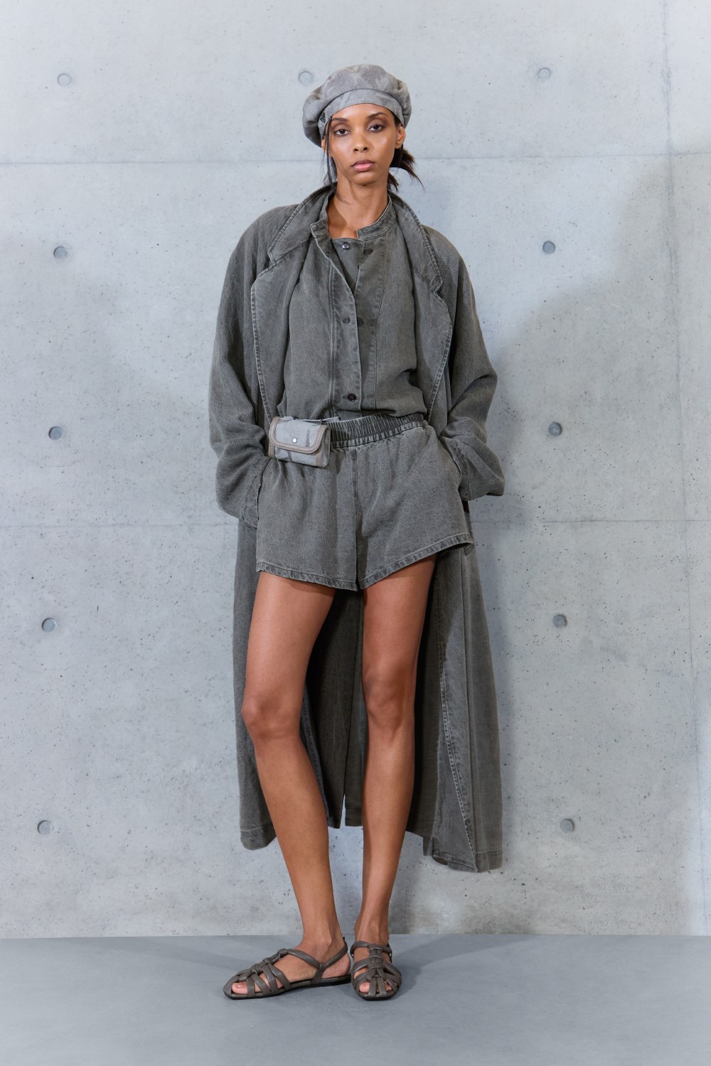 Emporio Armani SS27 estudia el paso del tiempo en la ropa