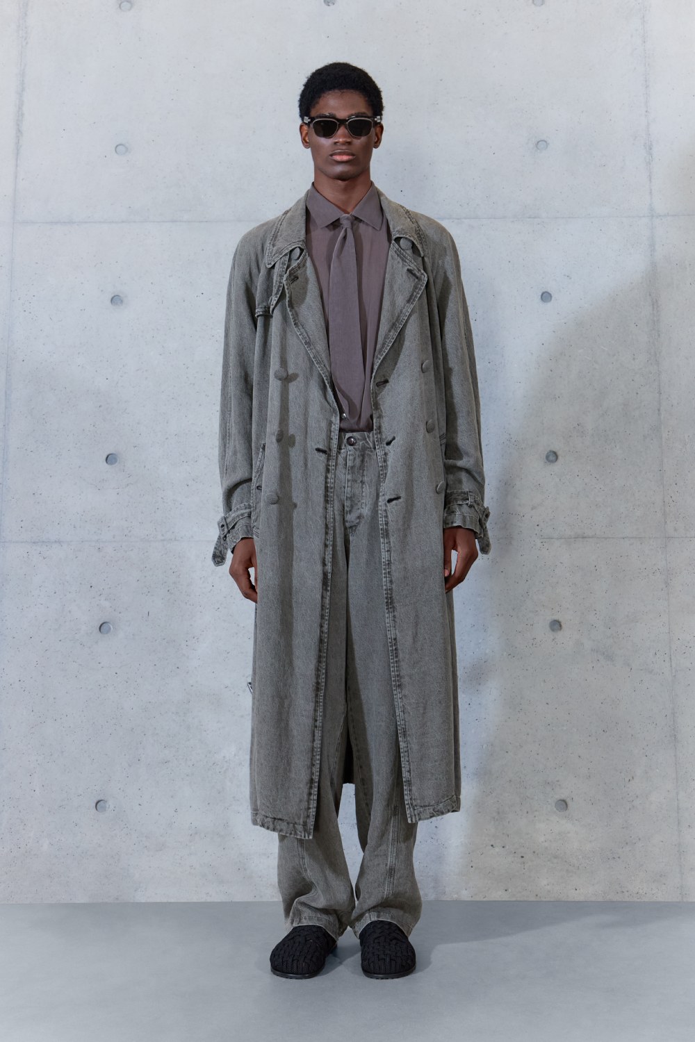 Emporio Armani SS27 estudia el paso del tiempo en la ropa