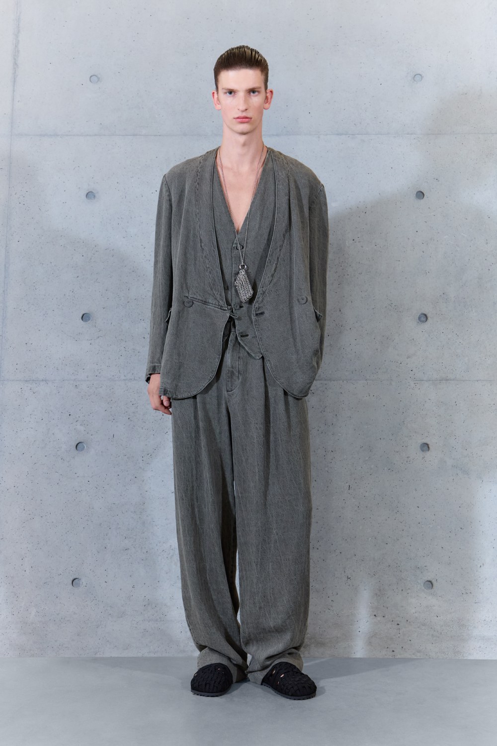 Emporio Armani SS27 estudia el paso del tiempo en la ropa