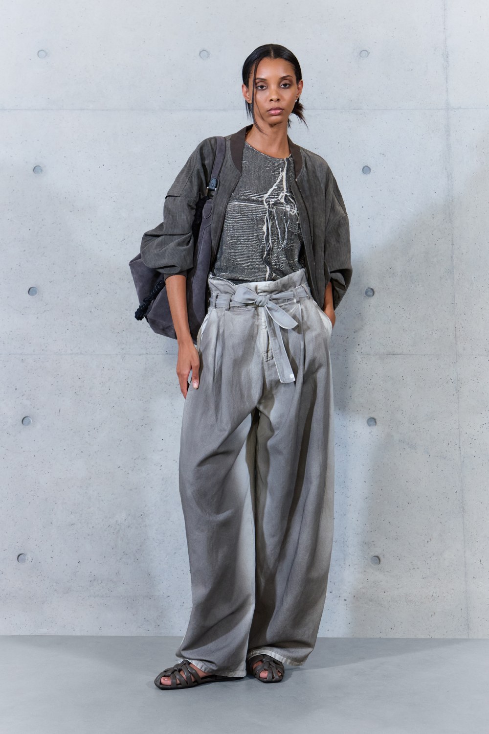 Emporio Armani SS27 estudia el paso del tiempo en la ropa
