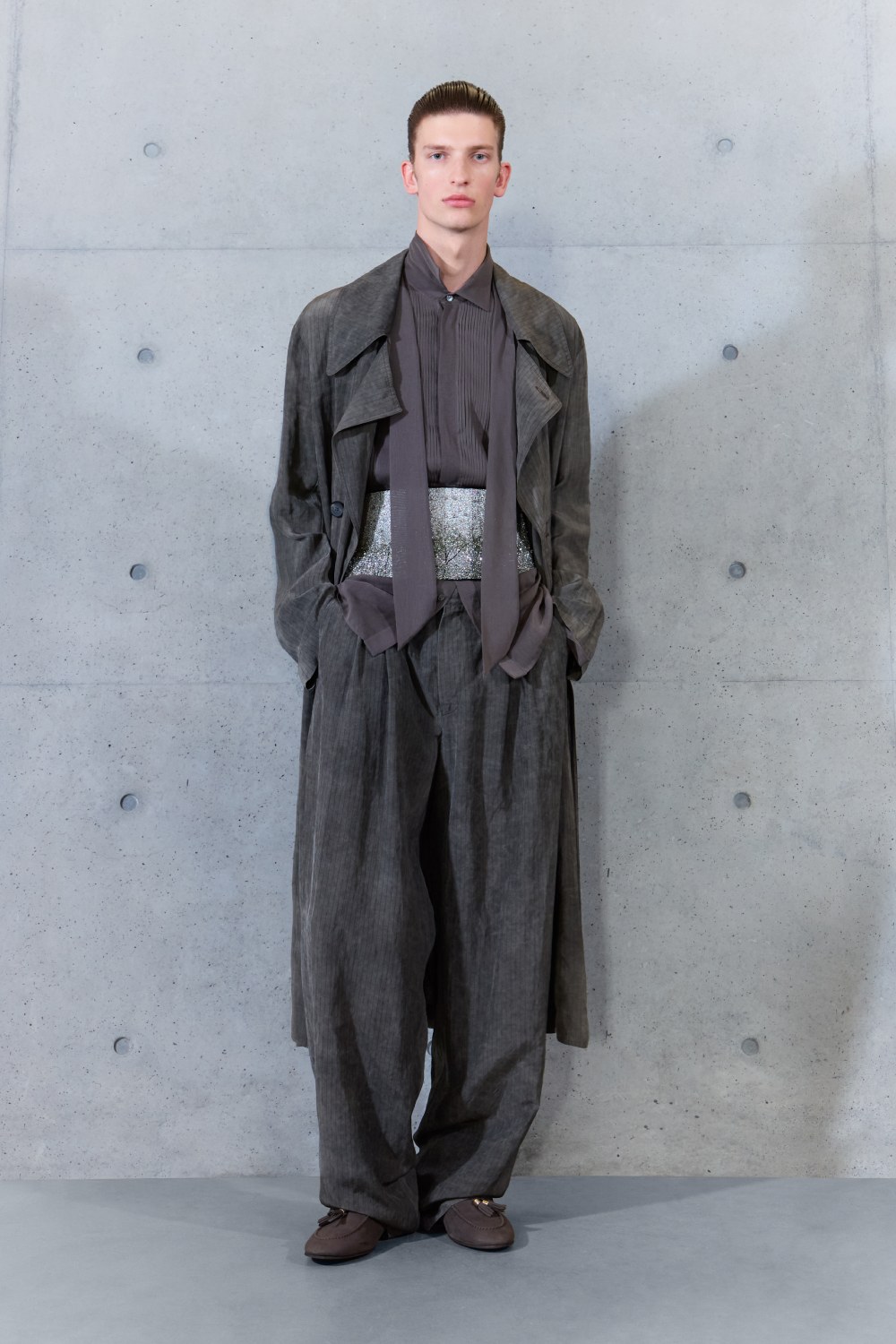Emporio Armani SS27 estudia el paso del tiempo en la ropa