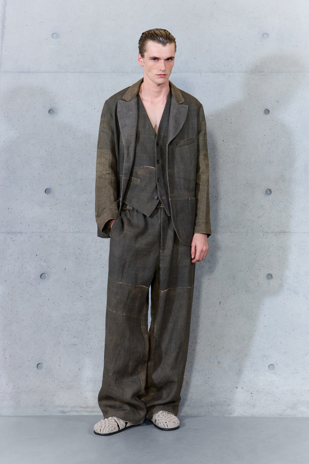 Emporio Armani SS27 estudia el paso del tiempo en la ropa