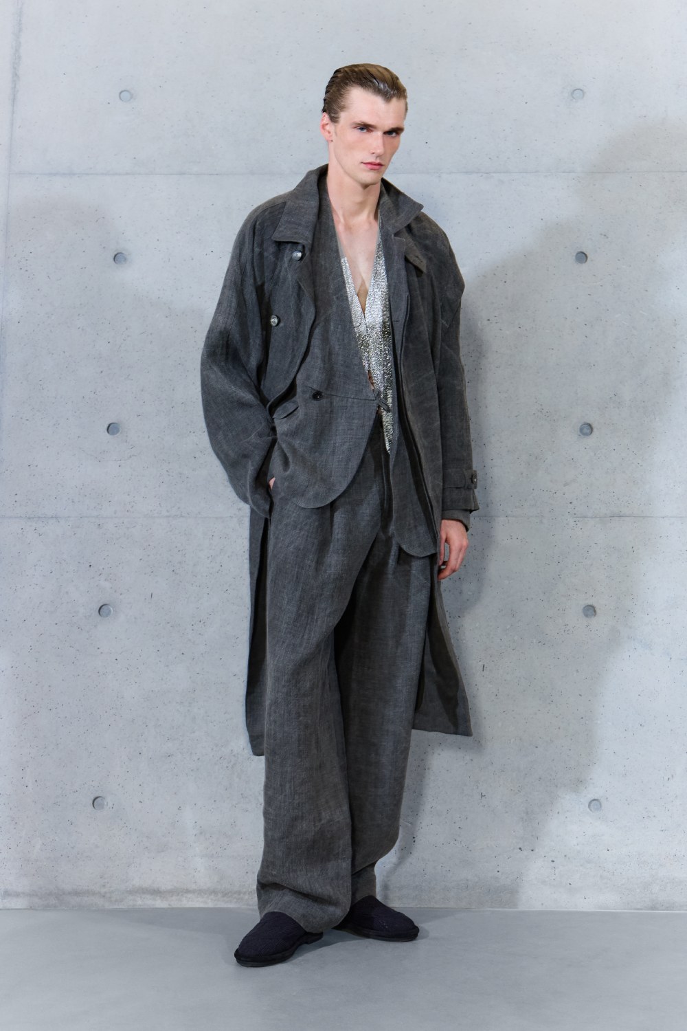 Emporio Armani SS27 estudia el paso del tiempo en la ropa