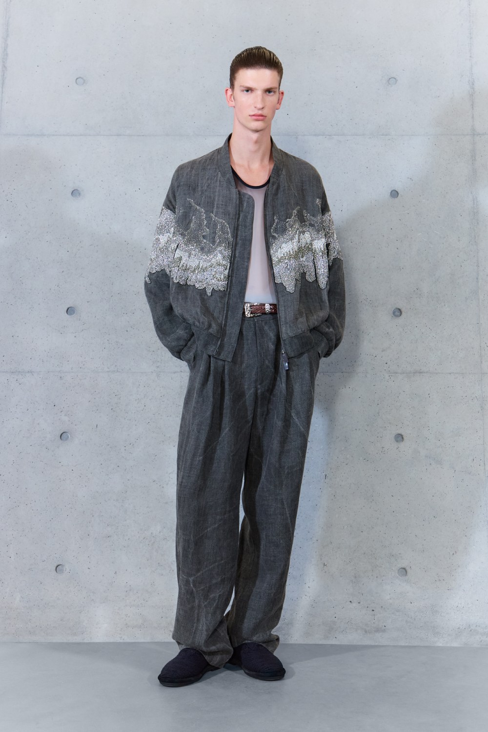 Emporio Armani SS27 estudia el paso del tiempo en la ropa