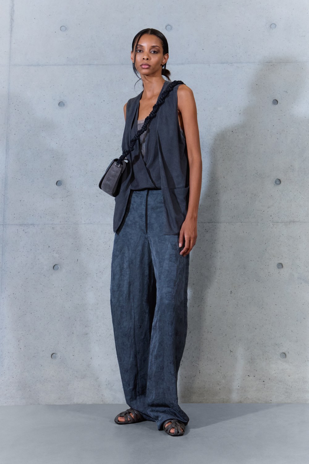 Emporio Armani SS27 estudia el paso del tiempo en la ropa