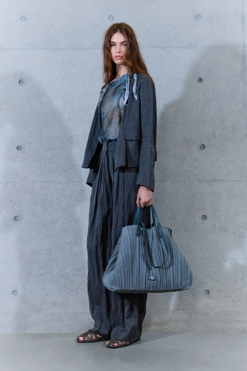 Emporio Armani SS27 estudia el paso del tiempo en la ropa
