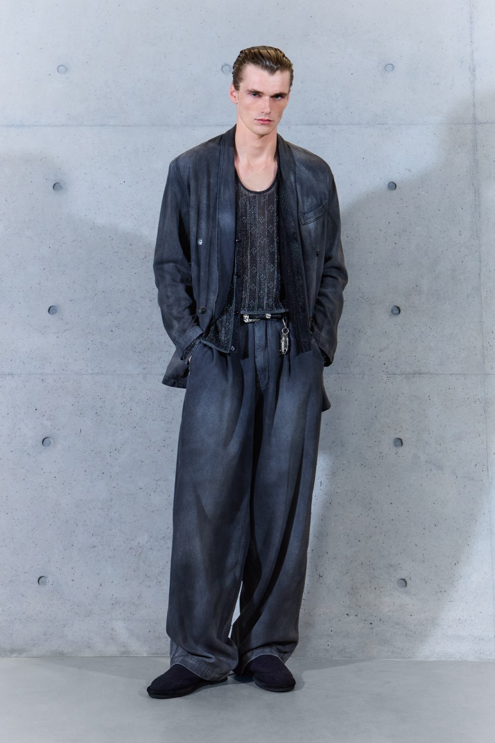 Emporio Armani SS27 estudia el paso del tiempo en la ropa