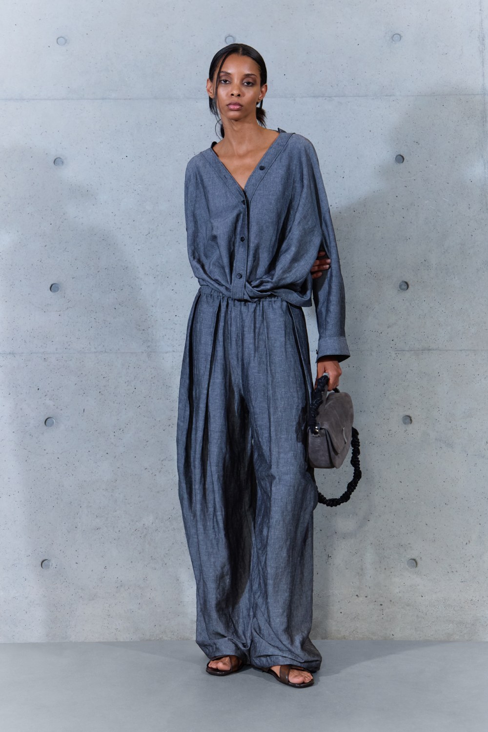 Emporio Armani SS27 estudia el paso del tiempo en la ropa