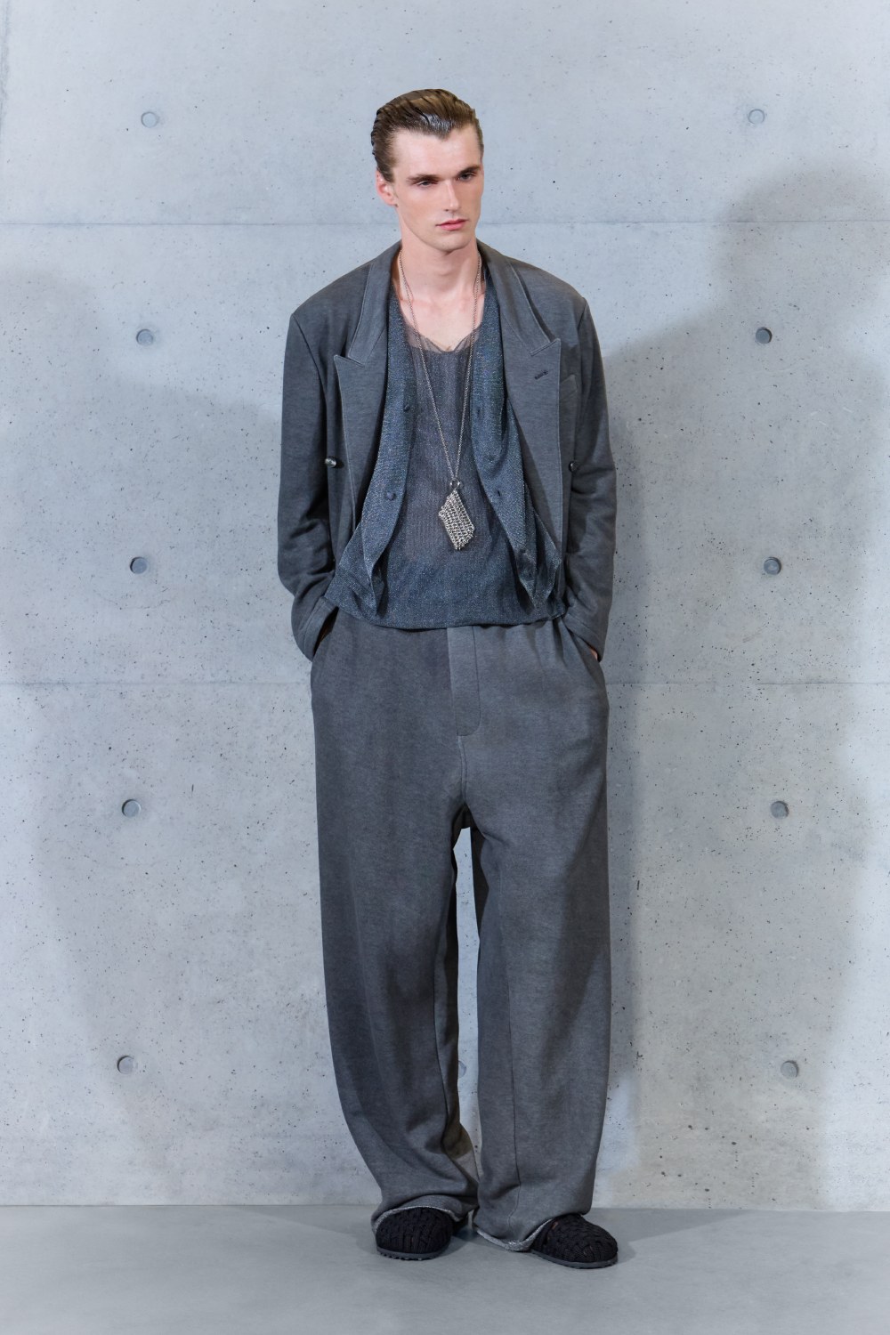 Emporio Armani SS27 estudia el paso del tiempo en la ropa