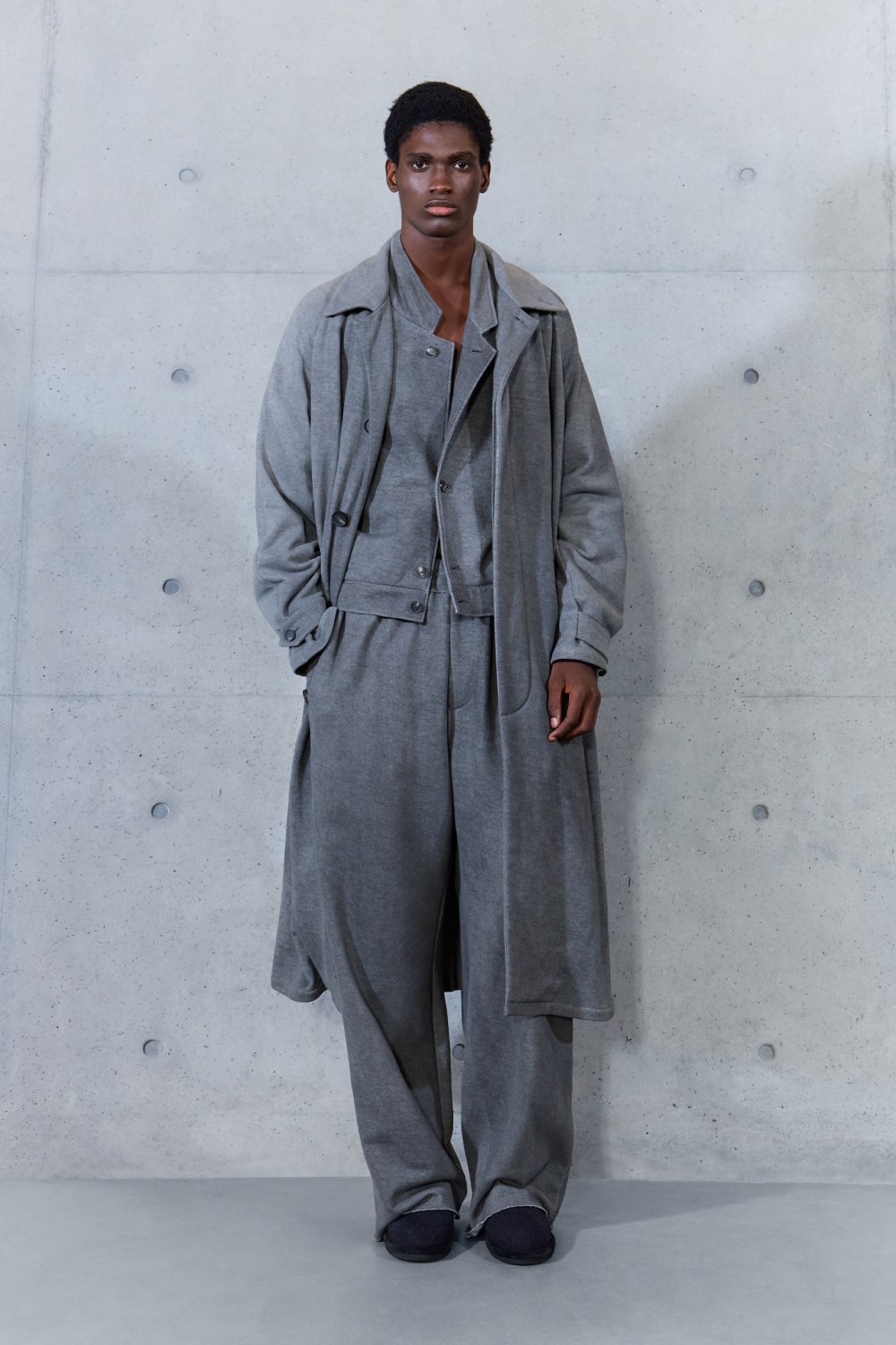 Emporio Armani SS27 estudia el paso del tiempo en la ropa
