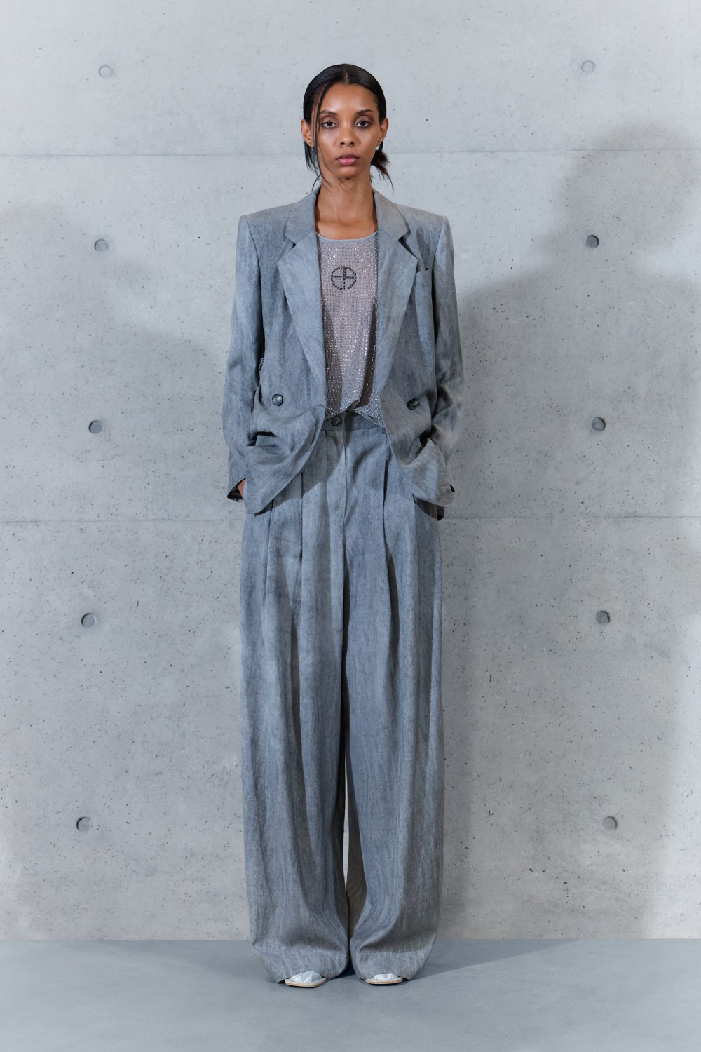 Emporio Armani SS27 estudia el paso del tiempo en la ropa