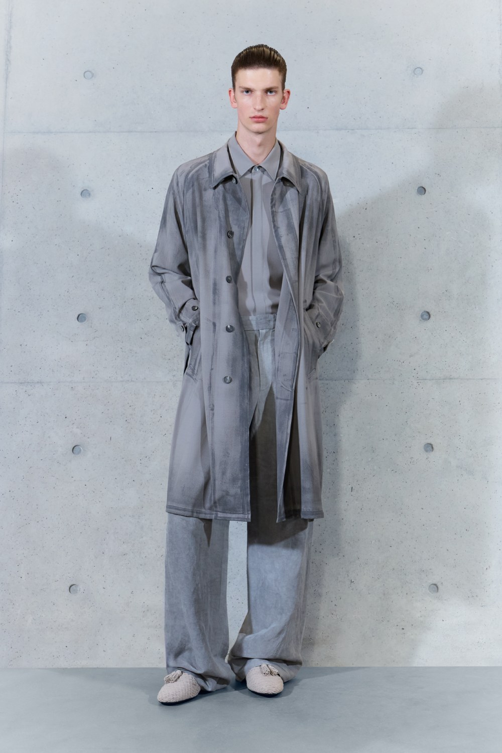 Emporio Armani SS27 estudia el paso del tiempo en la ropa