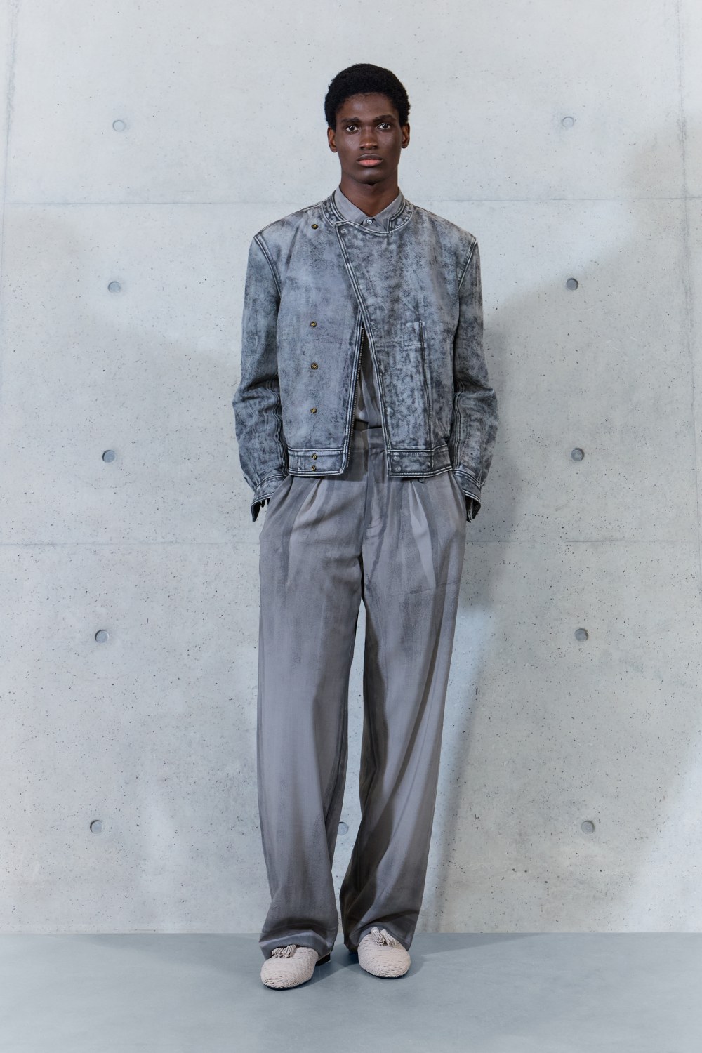 Emporio Armani SS27 estudia el paso del tiempo en la ropa