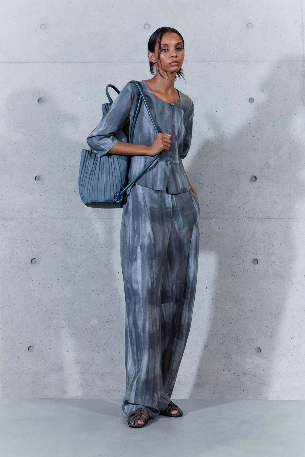 Emporio Armani SS27 estudia el paso del tiempo en la ropa