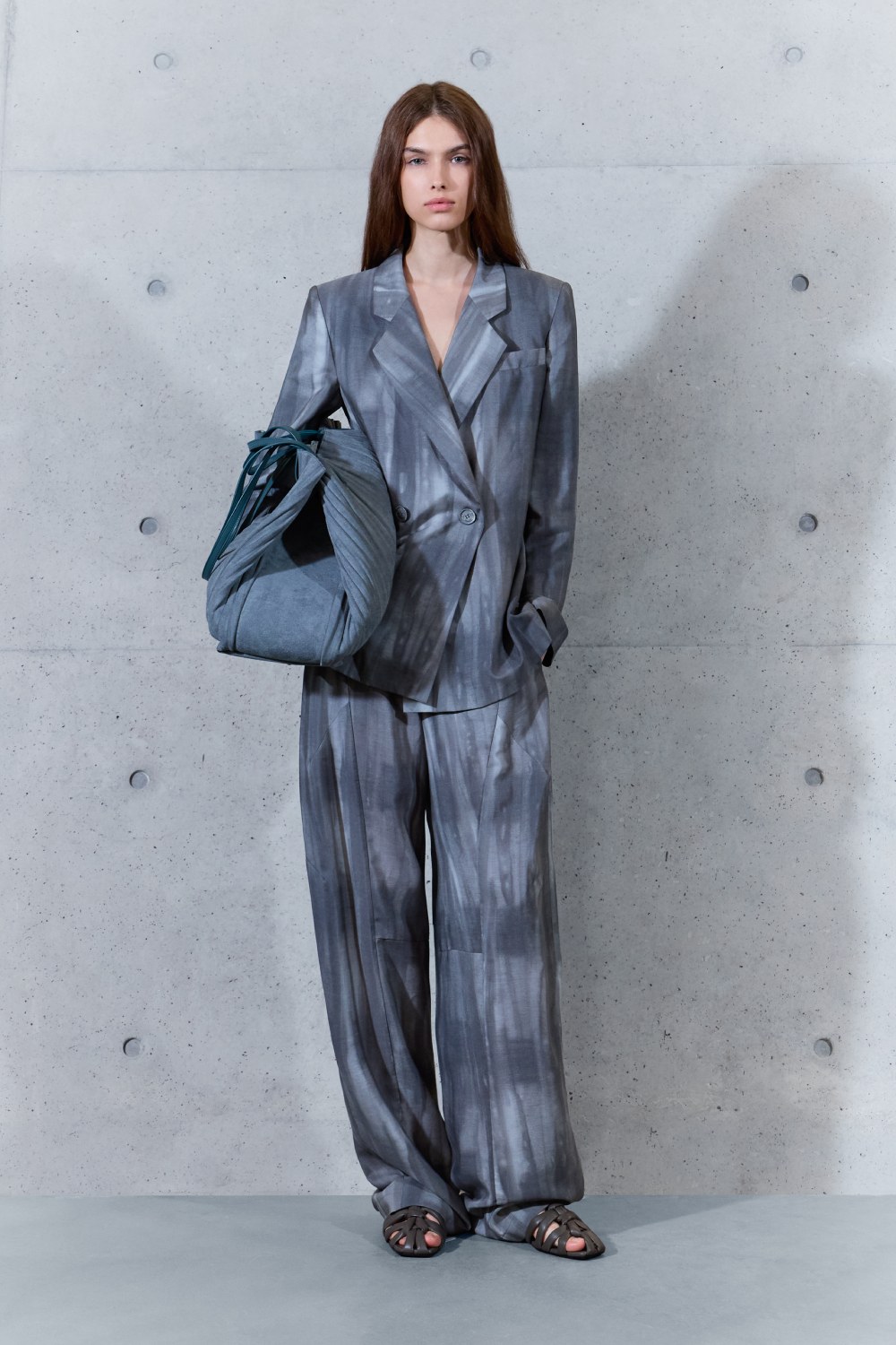 Emporio Armani SS27 estudia el paso del tiempo en la ropa