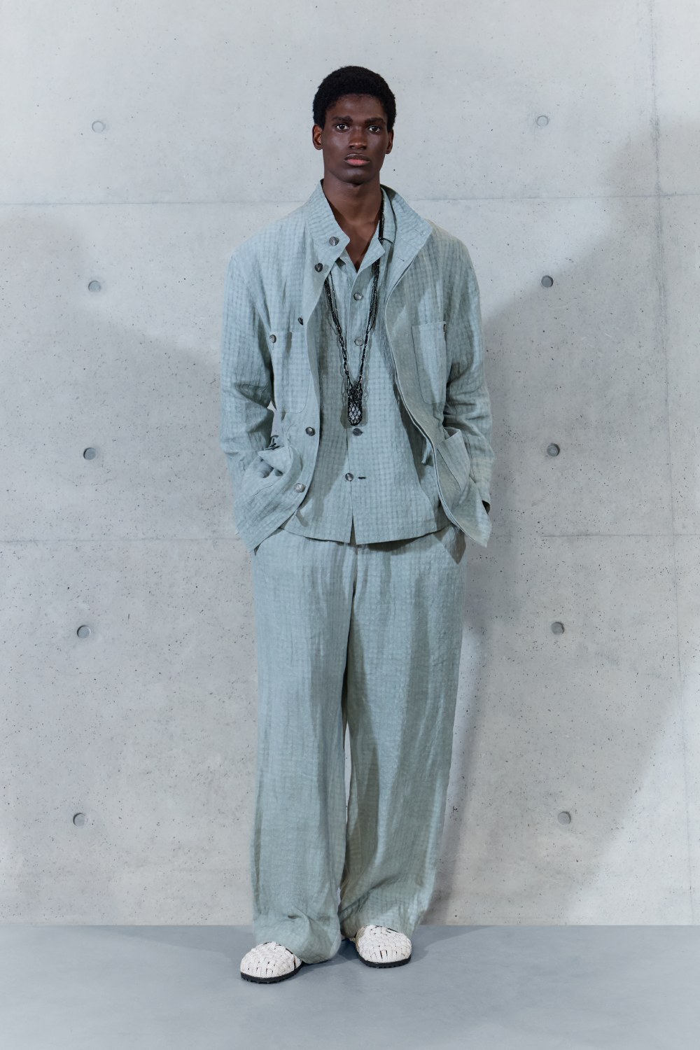 Emporio Armani SS27 estudia el paso del tiempo en la ropa