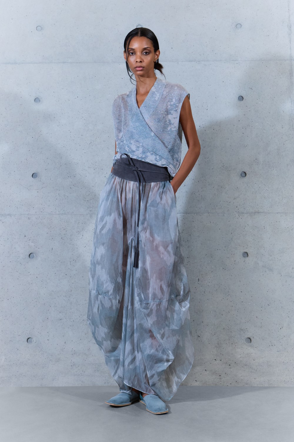 Emporio Armani SS27 estudia el paso del tiempo en la ropa