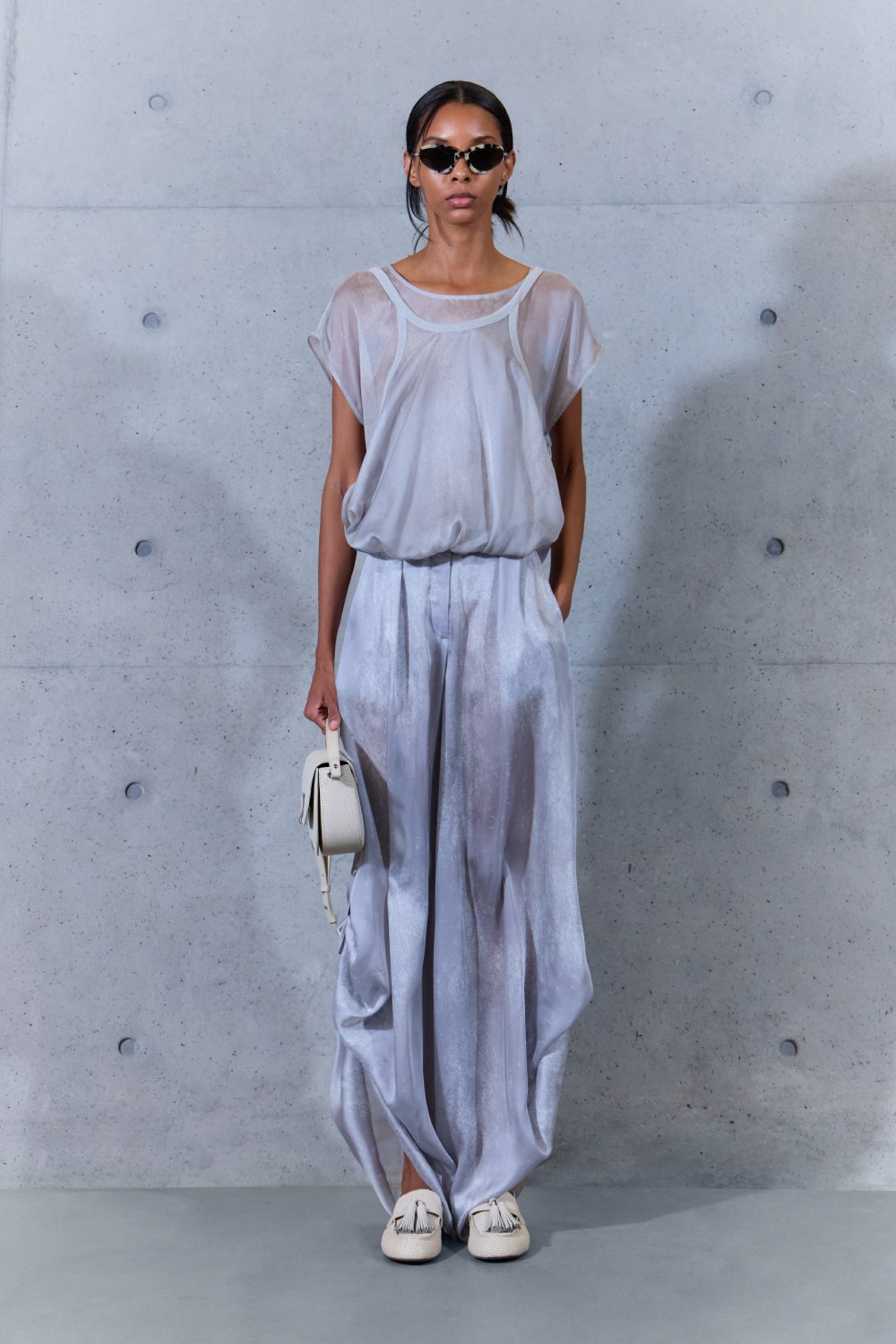 Emporio Armani SS27 estudia el paso del tiempo en la ropa