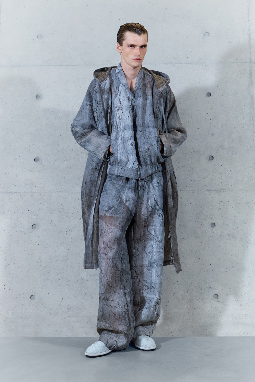 Emporio Armani SS27 estudia el paso del tiempo en la ropa